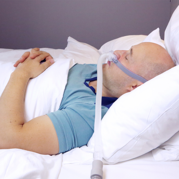 ResMed AirFit P10 CPAP-Nasenpolstermaske getragen 03