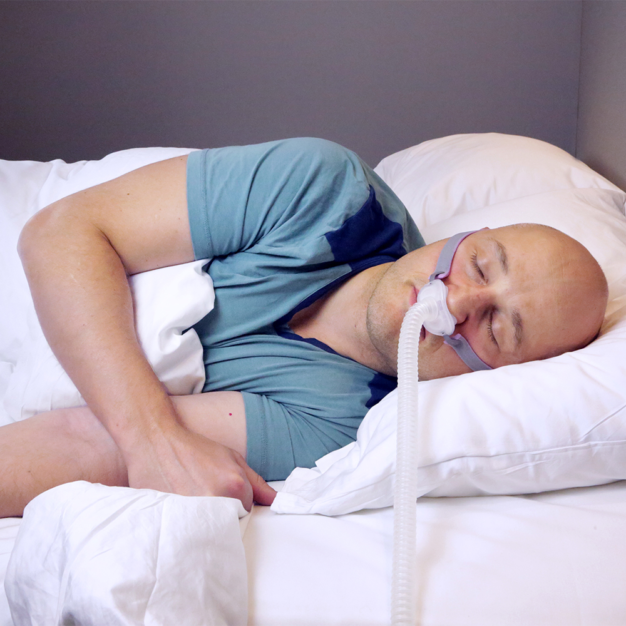 ResMed AirFit P10 CPAP-Nasenpolstermaske getragen 02